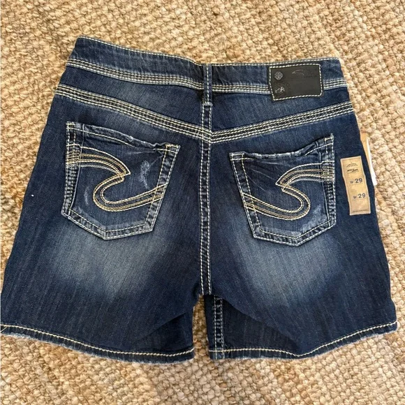 Silver Jeans Suki Mid Rise Shorts! New with tags. 68$ retail. In store now sz.29 - Picture 3 of 3